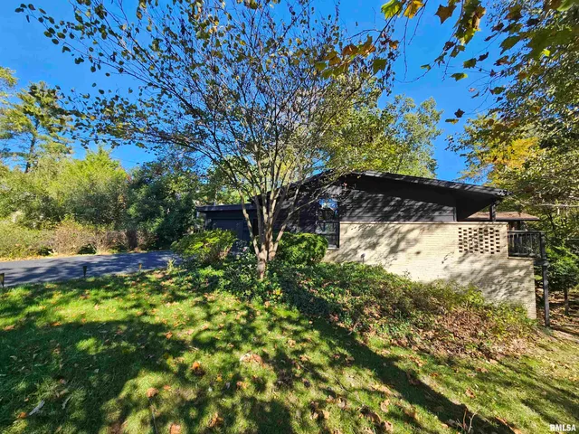 $299,000 | 46 Hillcrest Drive, Carbondale, IL 62901