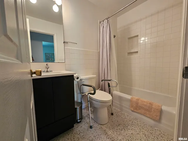 $299,000 | 46 Hillcrest Drive, Carbondale, IL 62901