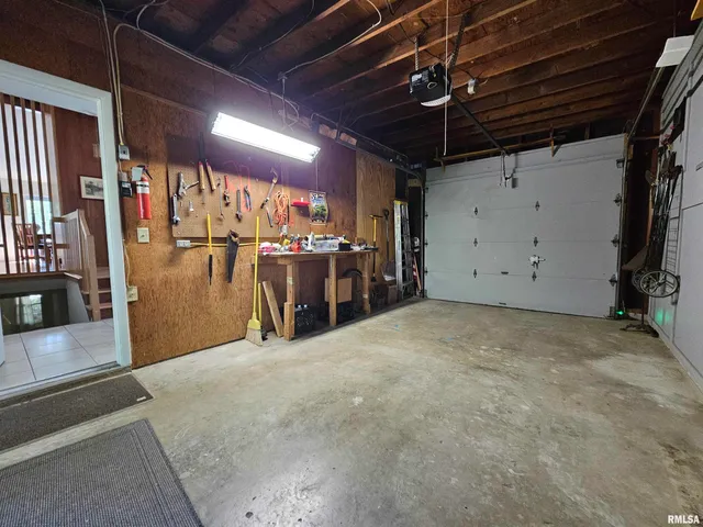 $299,000 | 46 Hillcrest Drive, Carbondale, IL 62901