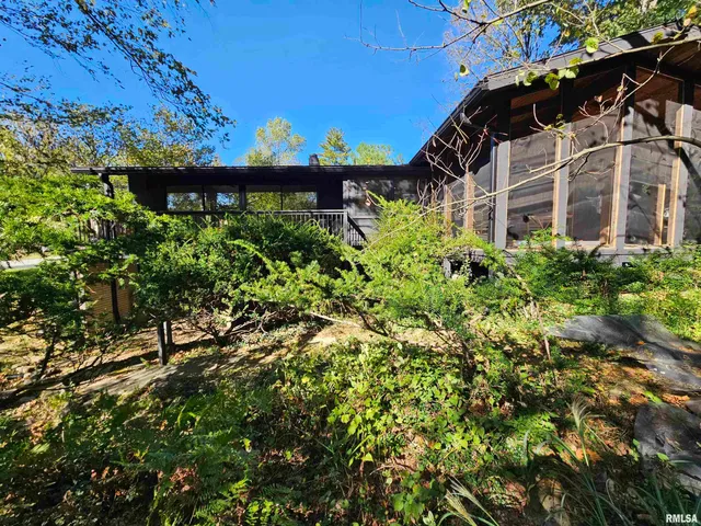 $299,000 | 46 Hillcrest Drive, Carbondale, IL 62901