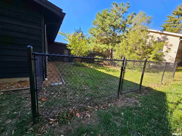 $299,000 | 46 Hillcrest Drive, Carbondale, IL 62901