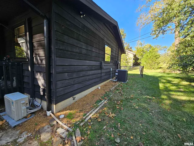 $299,000 | 46 Hillcrest Drive, Carbondale, IL 62901