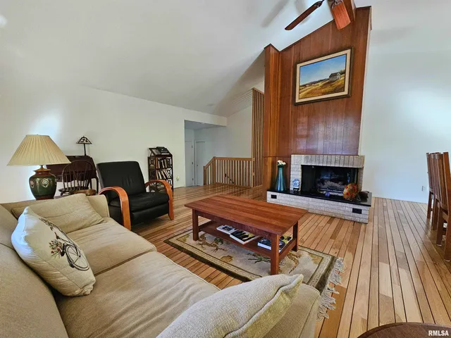 $299,000 | 46 Hillcrest Drive, Carbondale, IL 62901