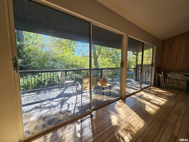 $299,000 | 46 Hillcrest Drive, Carbondale, IL 62901