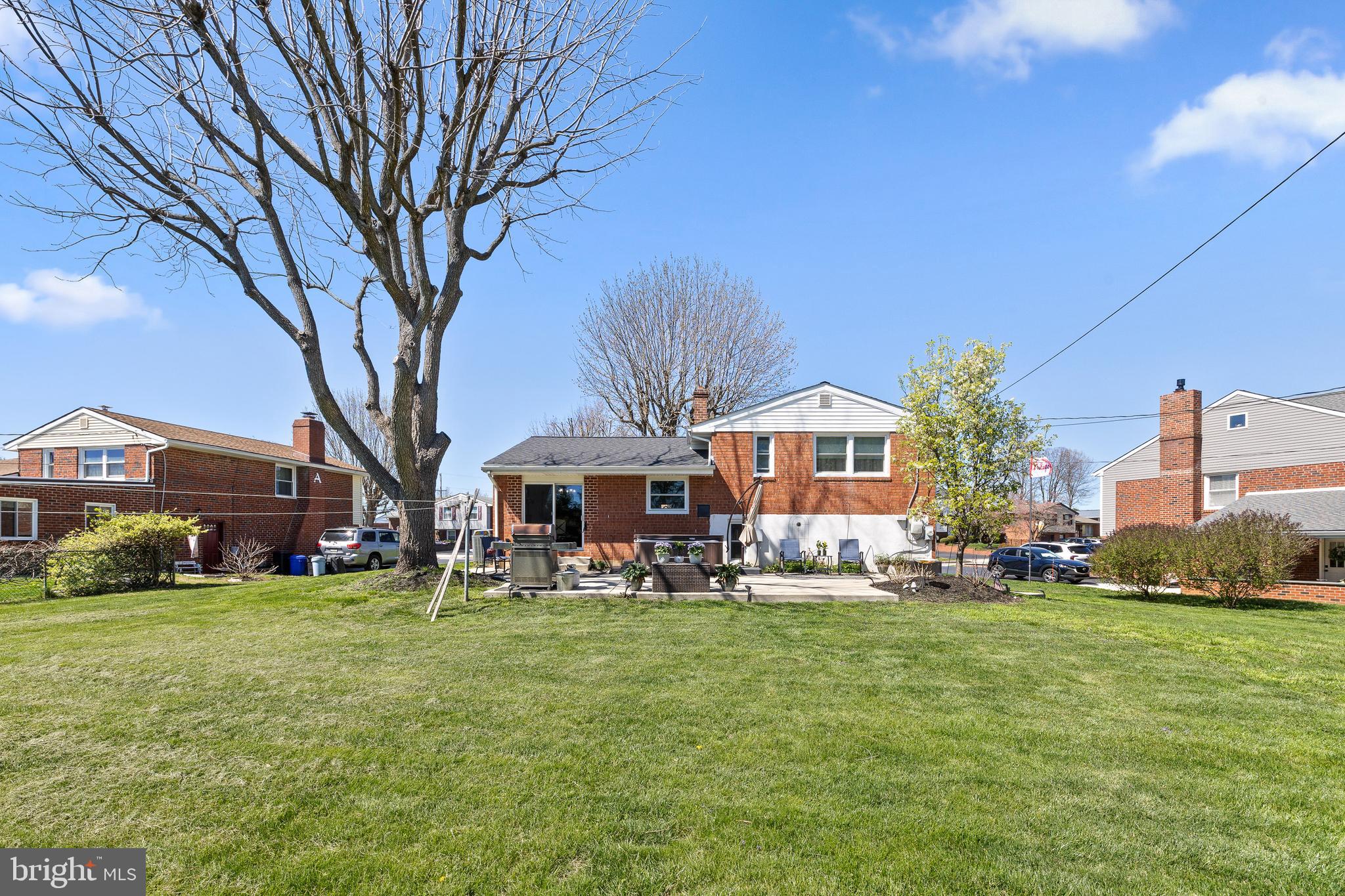 1411 Sandwood Road Conshohocken, PA 19428 - Photo 26 of 33 Vast yard