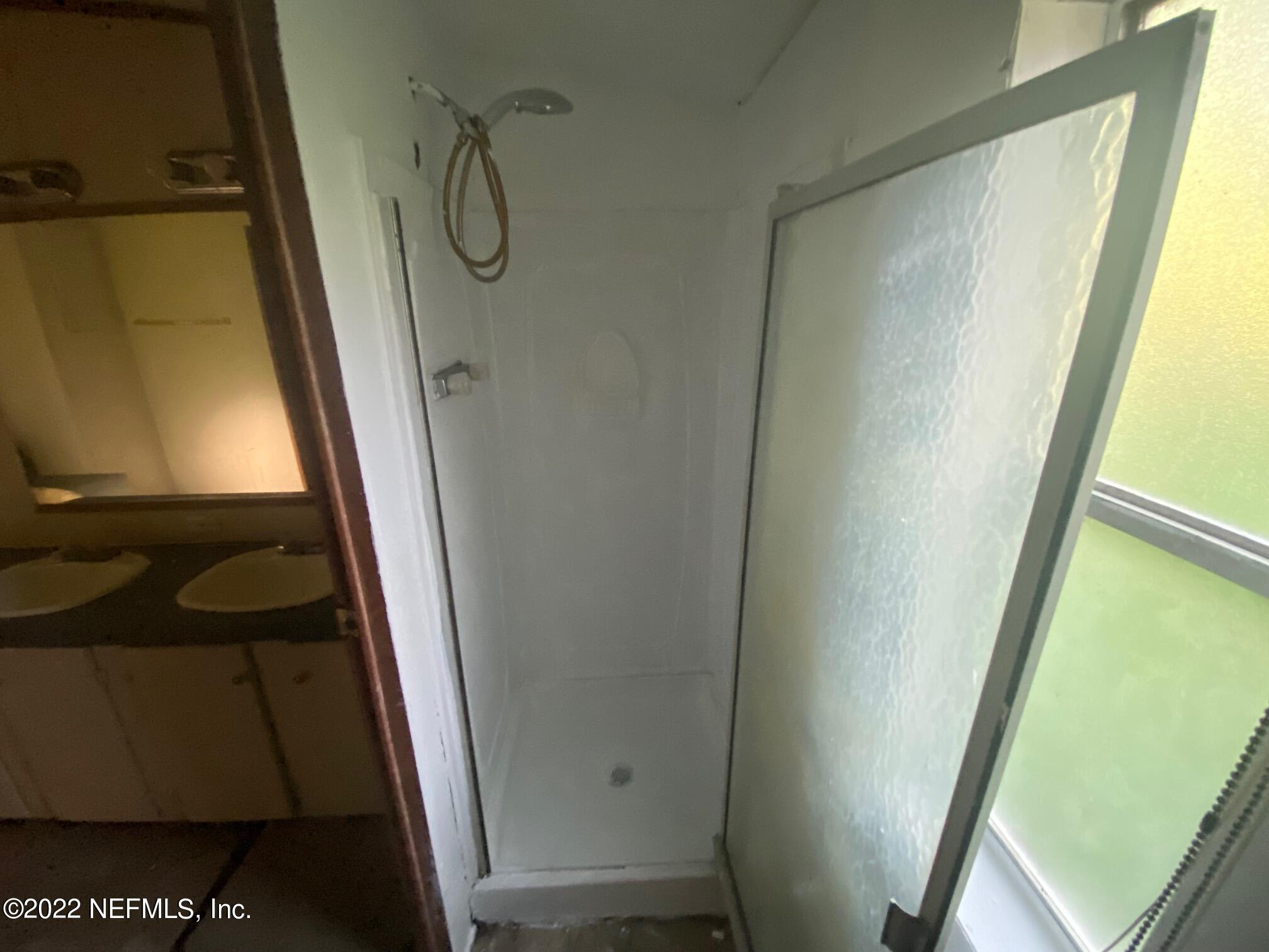 112 Pridgeon Street Interlachen, FL 32148 - Photo 17 of 21 a bathroom with a shower and a mirror