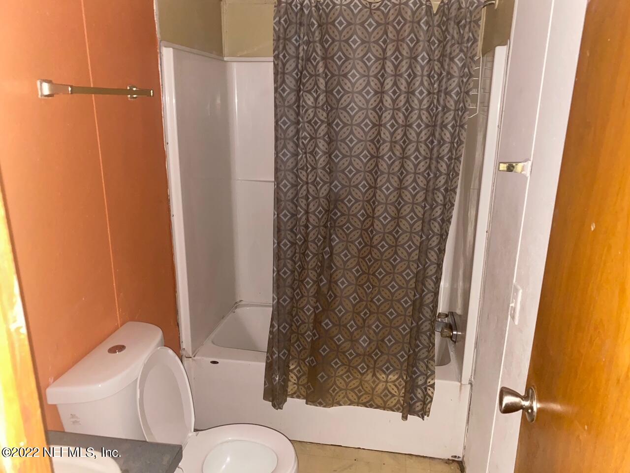 112 Pridgeon Street Interlachen, FL 32148 - Photo 20 of 21 a bathroom with a shower curtain