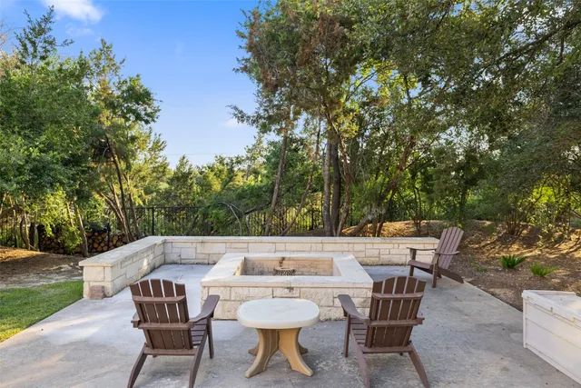 a view of a dinning table and chairs in the patio