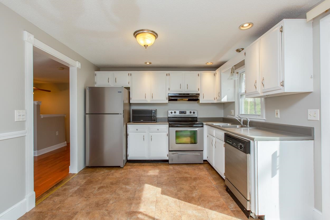 22 R Derryfield Road Derry, NH 03038 - Photo 8 of 25