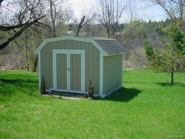 836 Joslyn Road Lake Orion, MI 48362 - Photo 7 of 17 264-015860 - SHED.JPG
