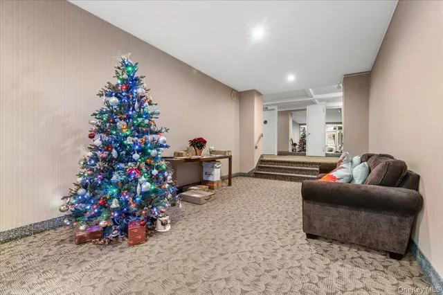 a room with furniture and flowers