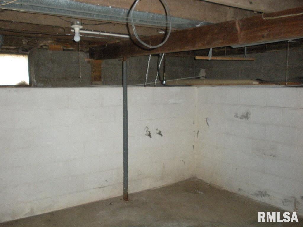 524 South 17th Street Murphysboro, IL 62966 - Photo 13 of 13 a bathroom with a shower