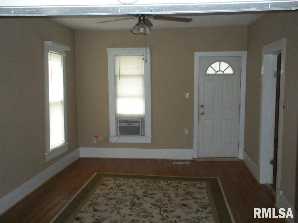 524 South 17th Street Murphysboro, IL 62966 - Photo 3 of 13 a window and a table in a room