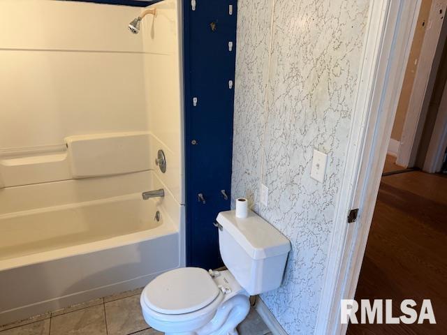 524 South 17th Street Murphysboro, IL 62966 - Photo 10 of 13 a bathroom with a toilet and a shower