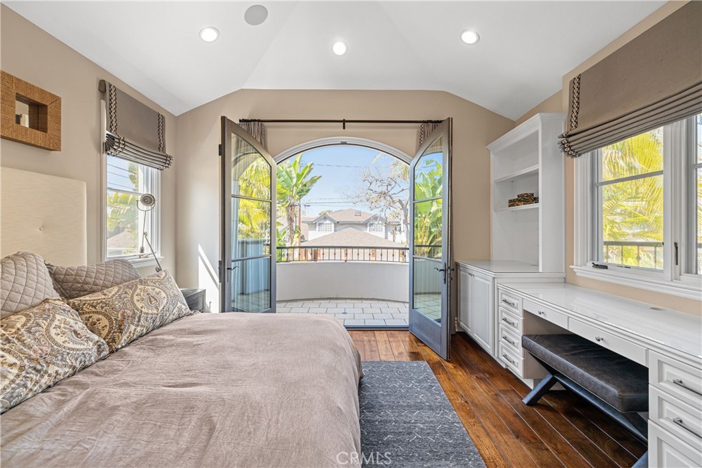 1240 5th Street Manhattan Beach, CA 90266 - Photo 48 of 68 en-suite bedroom