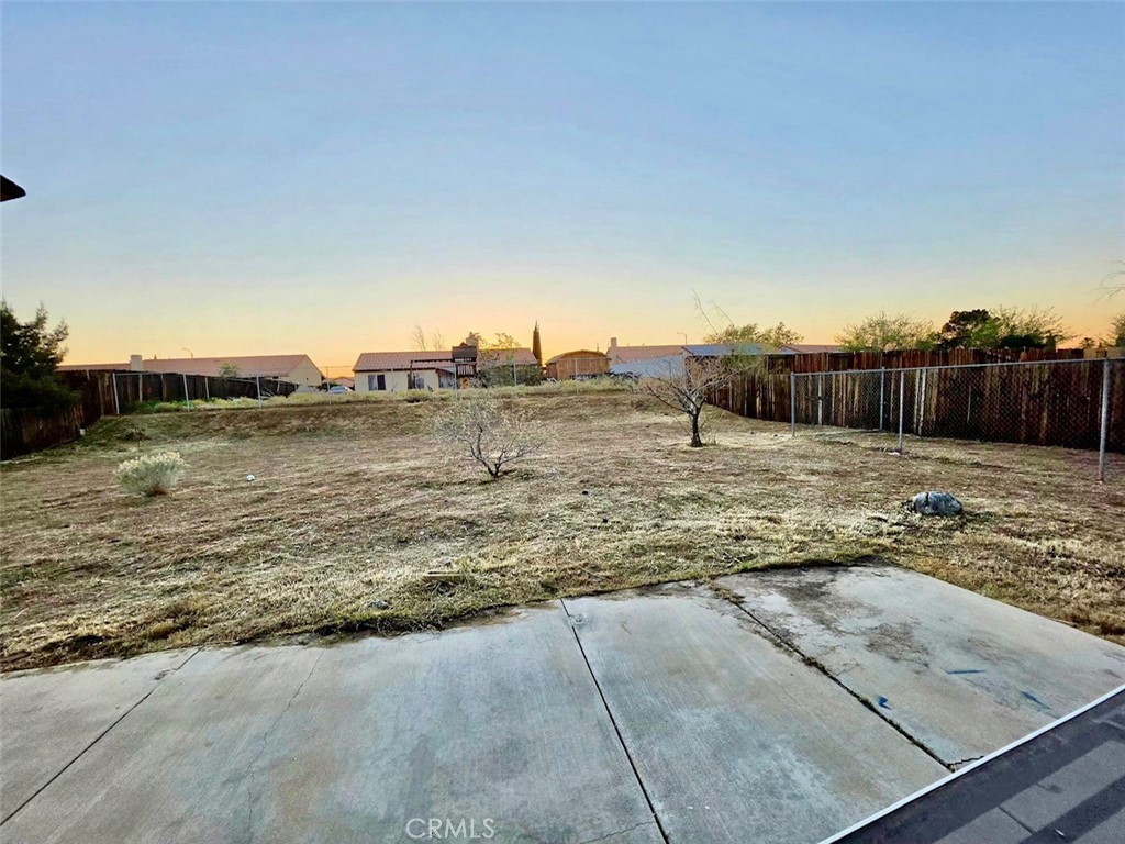 12966 Sundown Road Victorville, CA 92392 - Photo 18 of 20 a view of a dry yard