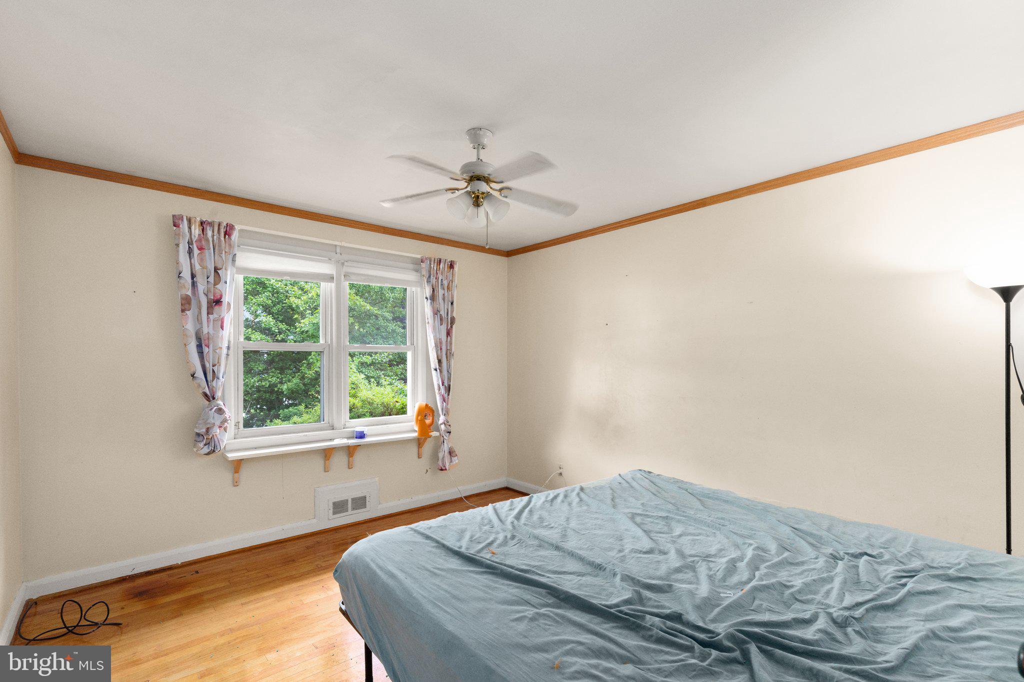 8122 Ridgely Oak Road Parkville, MD 21234 - Photo 5 of 22 a bedroom with a bed and a window