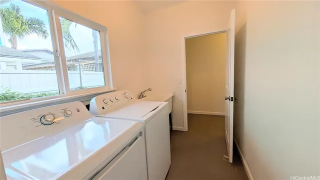 view of utility room with washer and dryer