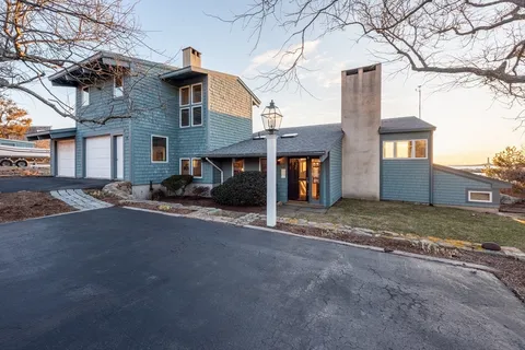 a view of a house with backyard