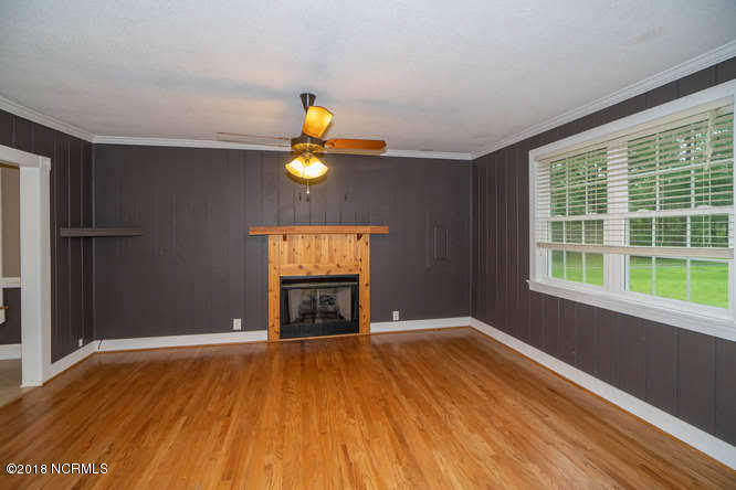 1265 Scott Road Rocky Point, NC 28457 - Photo 10 of 40 Living Room