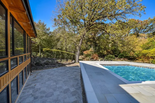 a view of a backyard