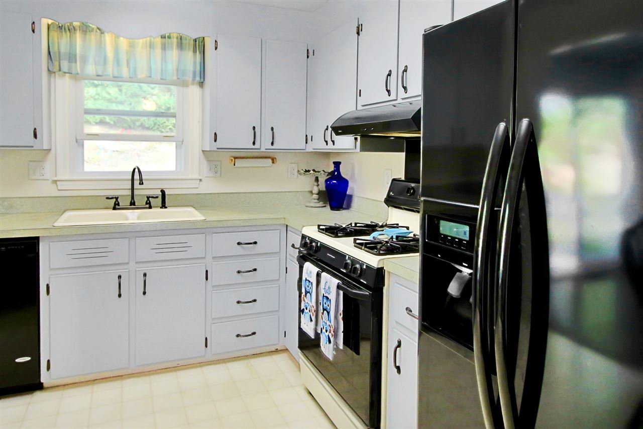12 Warton Road Nashua, NH 03062 - Photo 8 of 34
