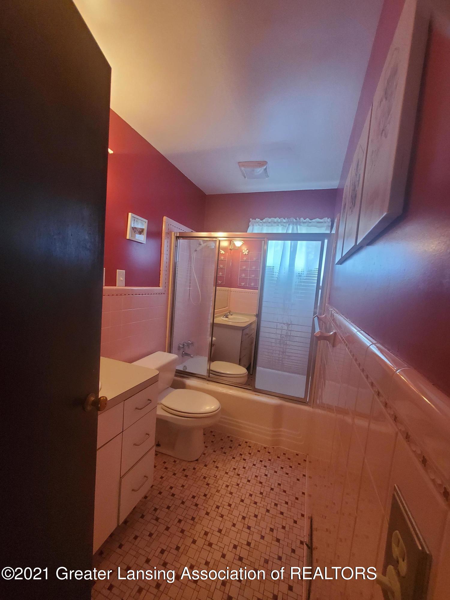 2901 South Cambridge Road Lansing, MI 48911 - Photo 21 of 44 20210818_123736