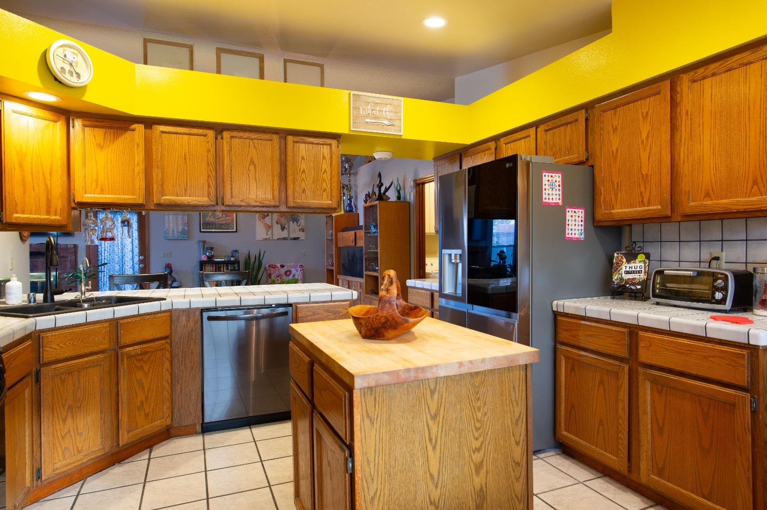 1570 Pine Drive Lemoore, CA 93245 - Photo 8 of 24 a kitchen that has a lot of cabinets in it