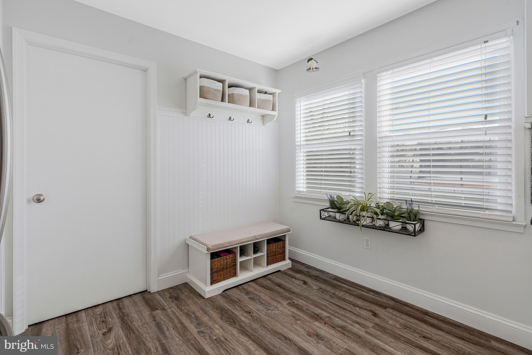 13127 Parson Lane Fairfax, VA 22033 - Photo 19 of 44 an empty room with windows