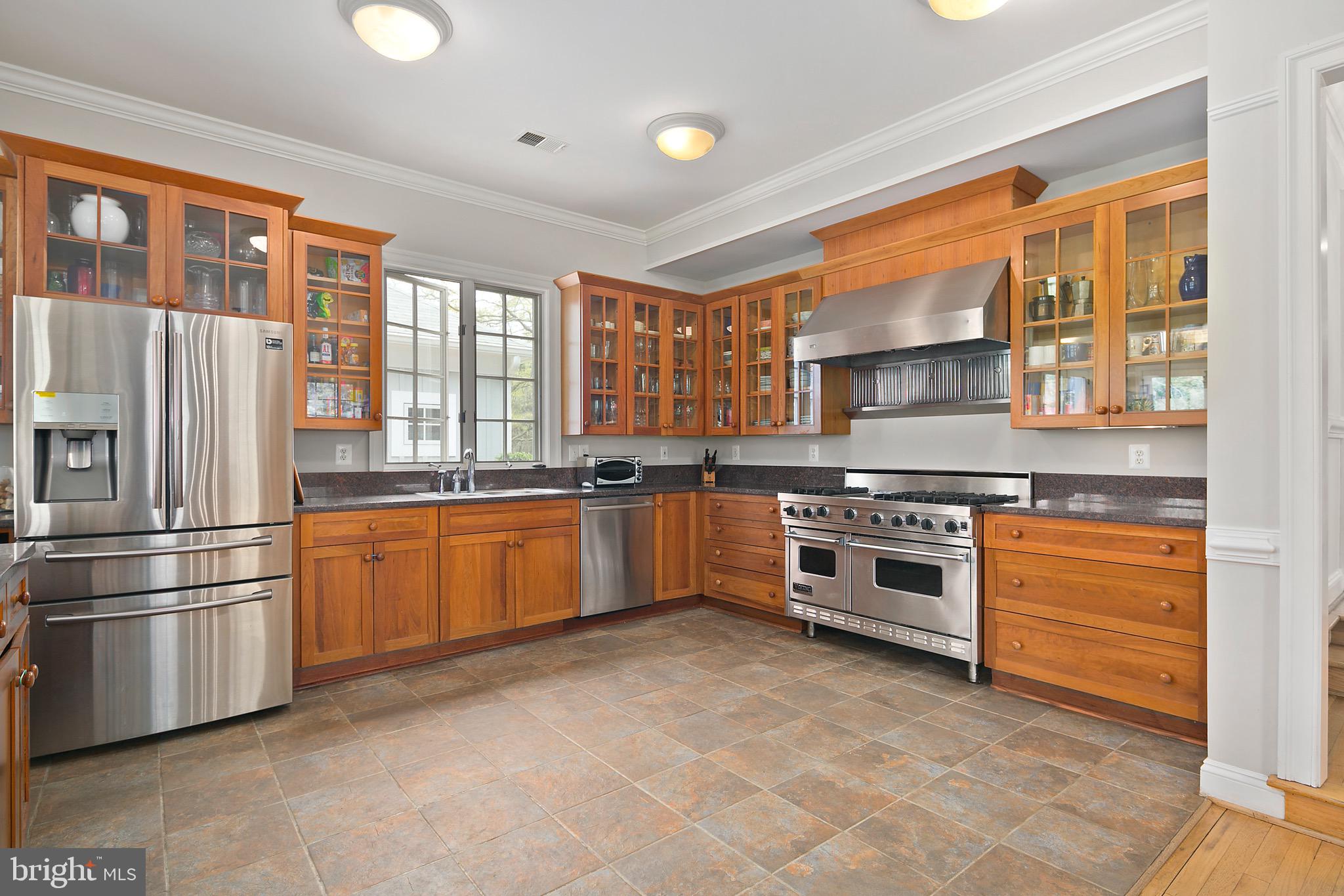 1213 Towlston Road McLean, VA 22102 - Photo 10 of 50 Gourmet chef kitchen w/stainless steel appliances