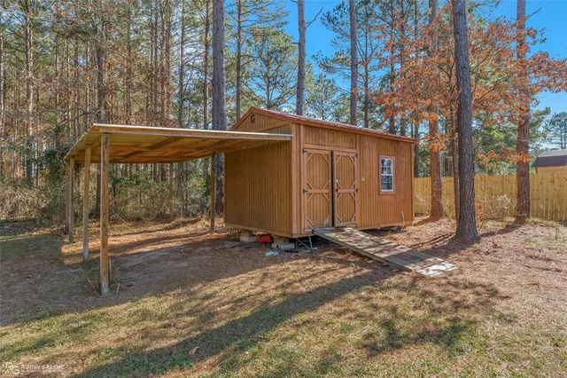 a view of a backyard