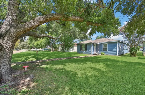 $1,400 | 1606 West 8th Street, Freeport, TX 77541