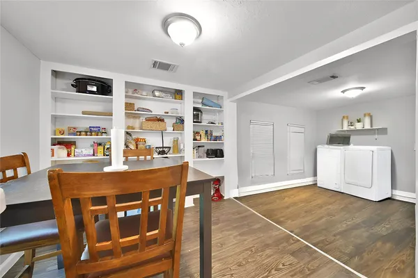 $1,400 | 1606 West 8th Street, Freeport, TX 77541