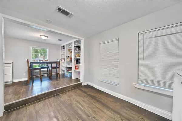 $1,400 | 1606 West 8th Street, Freeport, TX 77541