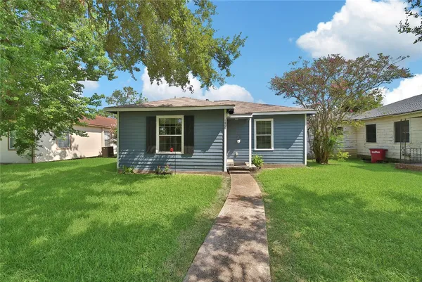 $1,400 | 1606 West 8th Street, Freeport, TX 77541