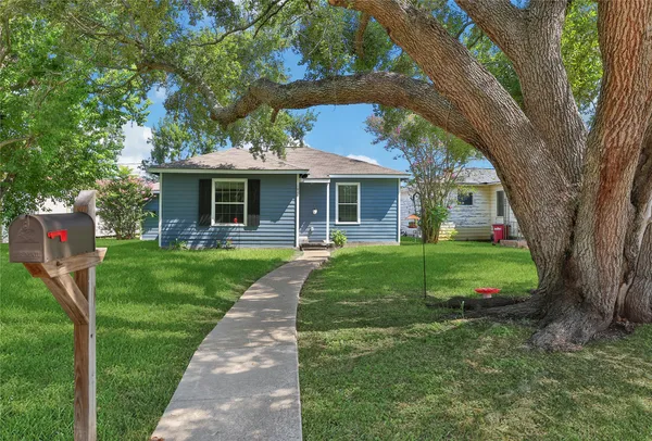a view of a house with a yard