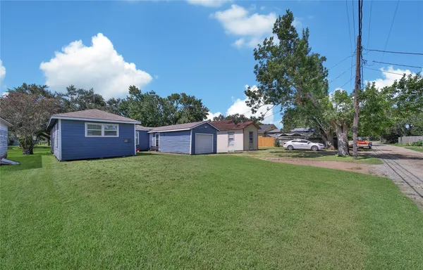 a view of a house with backyard and garden
