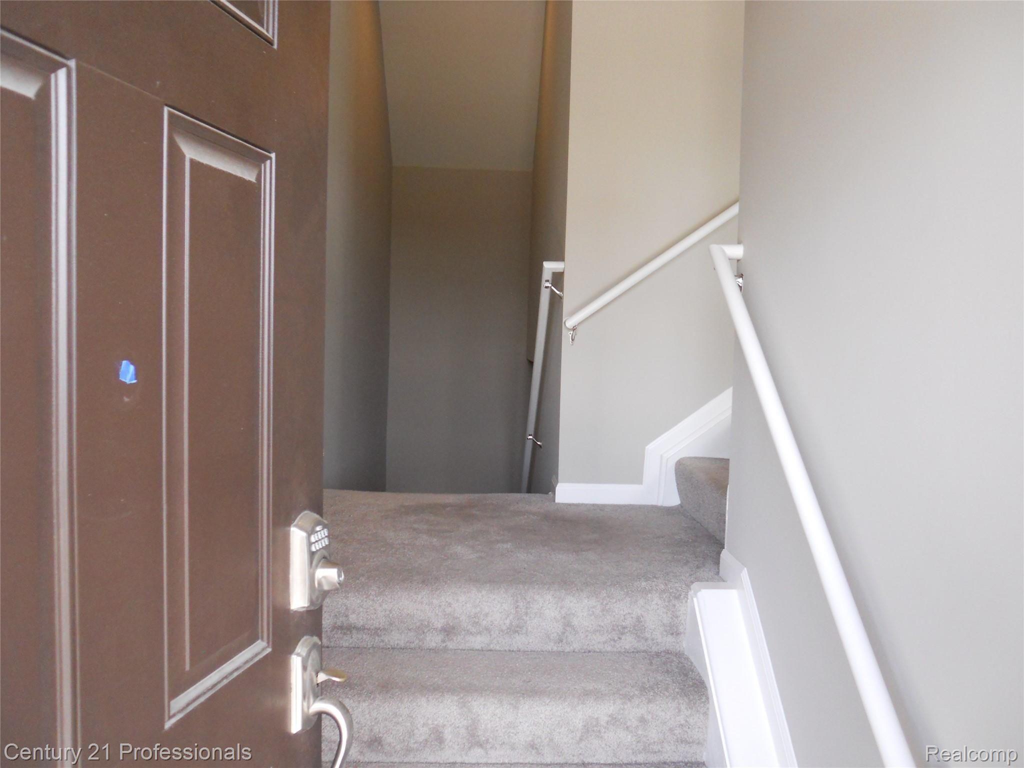 2602 Helmsdale Circle Rochester, MI 48307 - Photo 2 of 39 DSCN0726.JPG