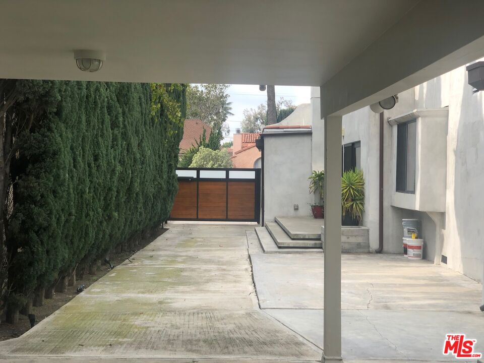 128 South Carson Road Beverly Hills, CA 90211 - Photo 17 of 20 a backyard of a house with table and chairs
