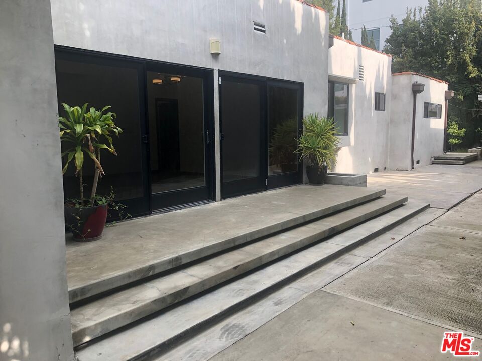 128 South Carson Road Beverly Hills, CA 90211 - Photo 20 of 20 a potted plant sitting on the side of a building