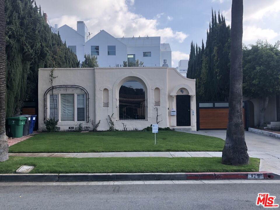128 South Carson Road Beverly Hills, CA 90211 - Photo 2 of 20 a front view of a house with a garden