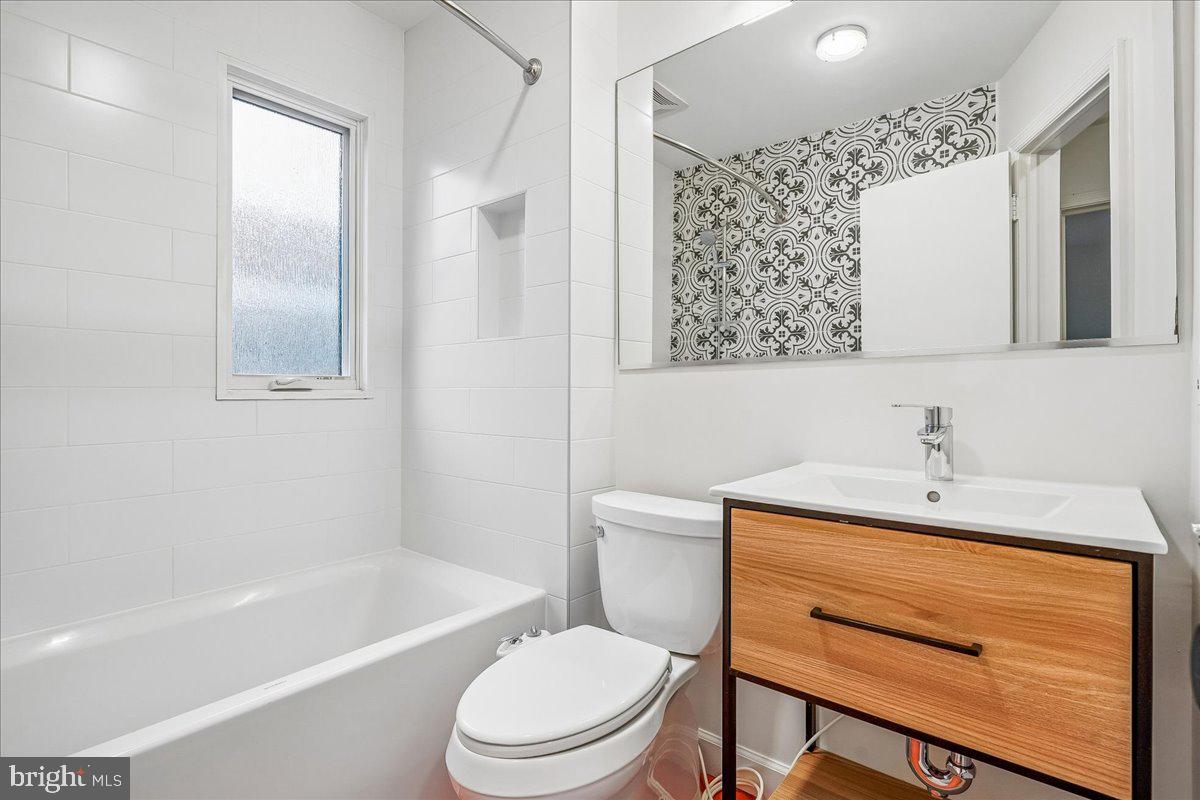 2910 Upton Street Northwest Washington, DC 20008 - Photo 30 of 64 Bath
