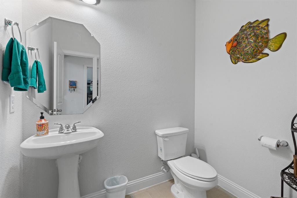 15105 Fleet Hill Road Aledo, TX 76008 - Photo 14 of 31 a bathroom with a toilet sink and mirror