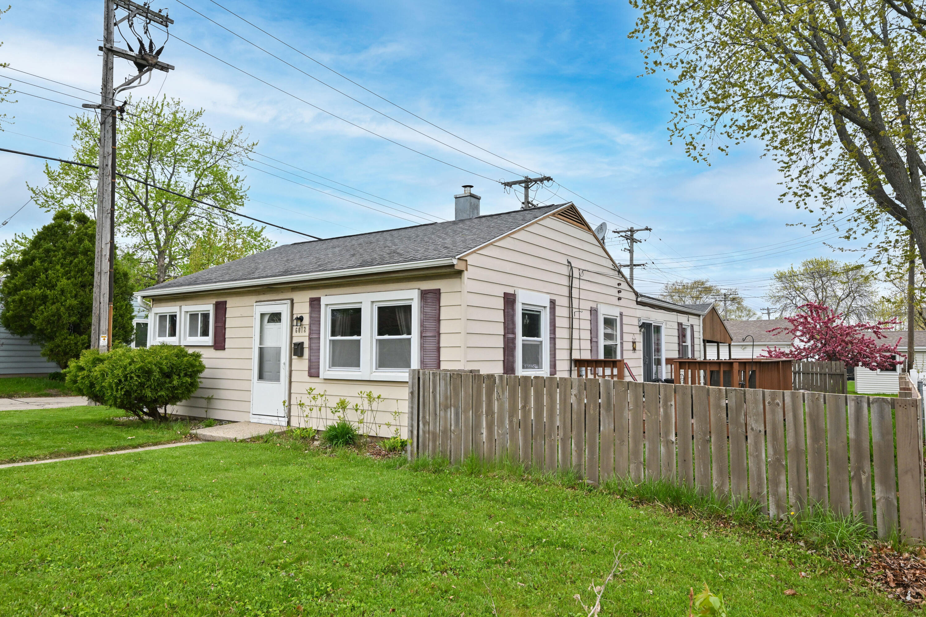 6012 West Morgan Avenue Milwaukee, WI 53219 - Photo 2 of 31 Photo (4)