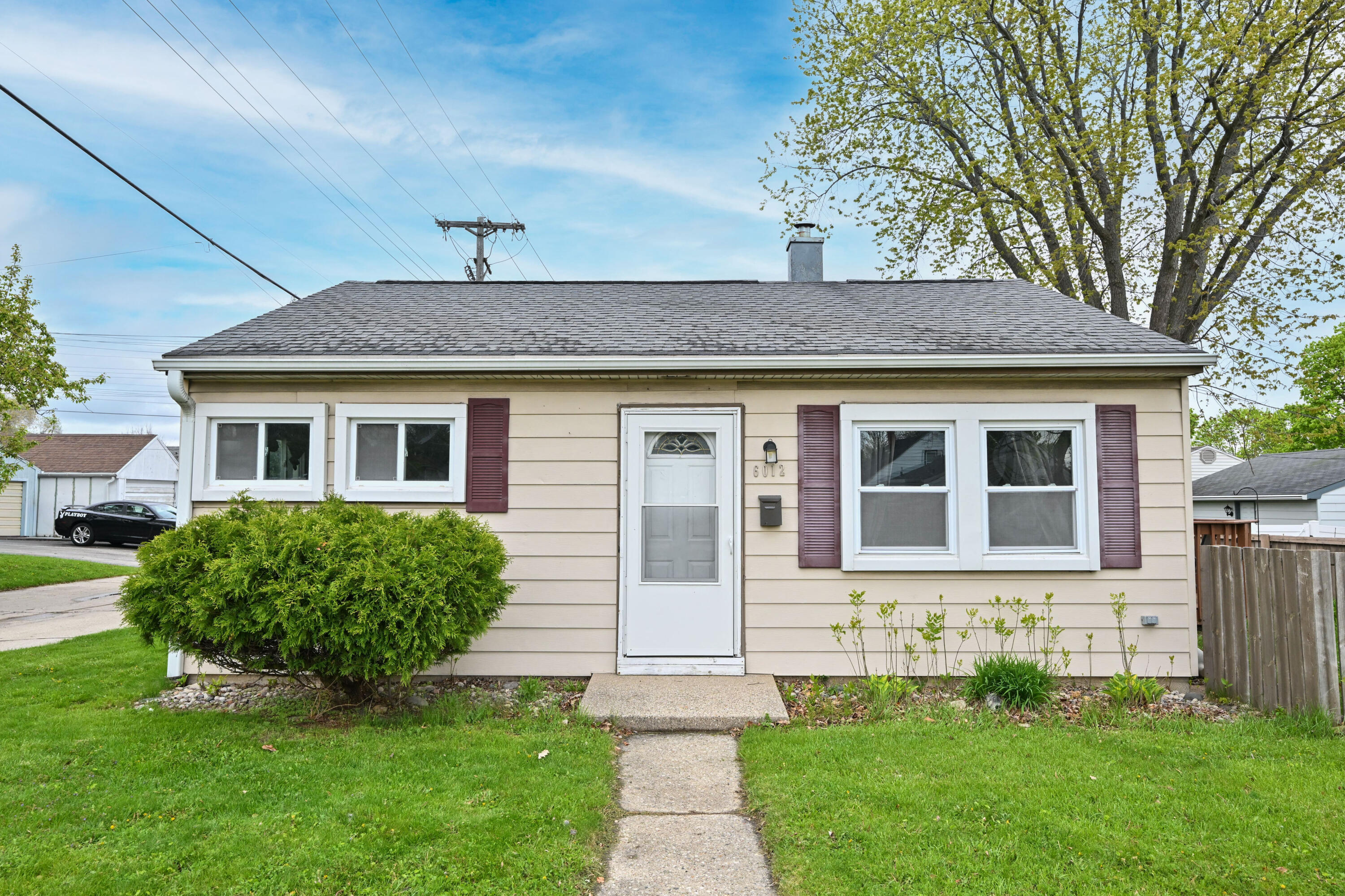 6012 West Morgan Avenue Milwaukee, WI 53219 - Photo 3 of 31 Photo (2)