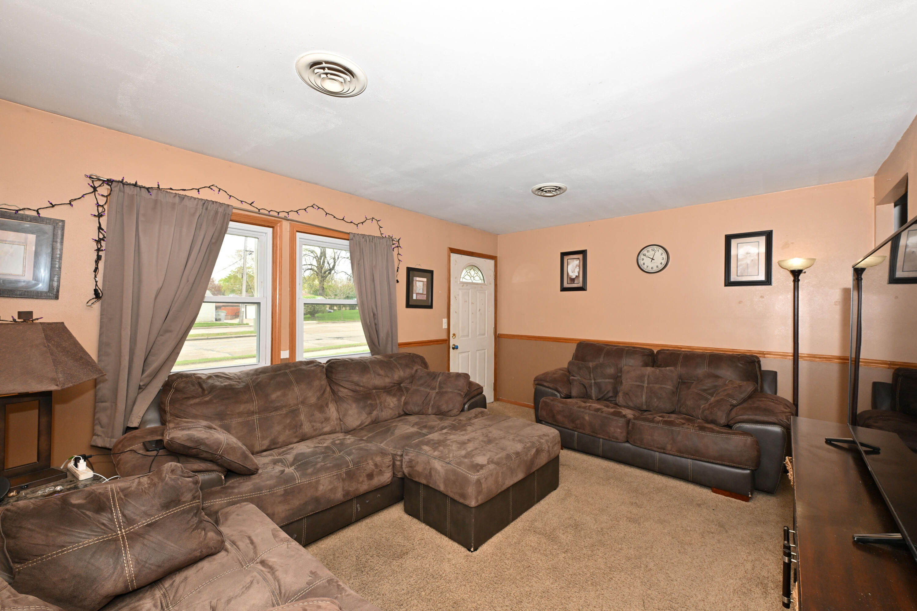 6012 West Morgan Avenue Milwaukee, WI 53219 - Photo 5 of 31 Photo (6)