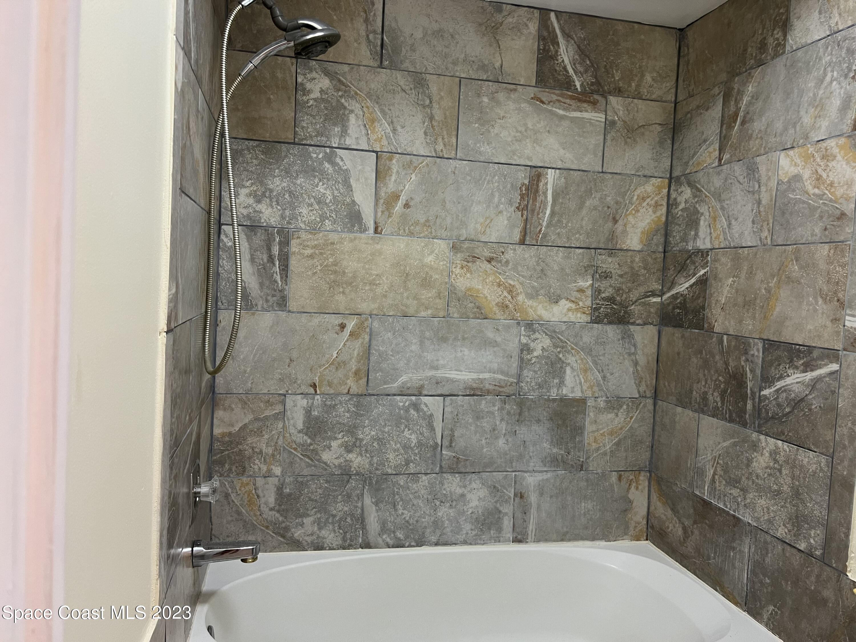 1911 Talloak Road Melbourne, FL 32935 - Photo 11 of 15 TUB-SHOWER GUEST BATH