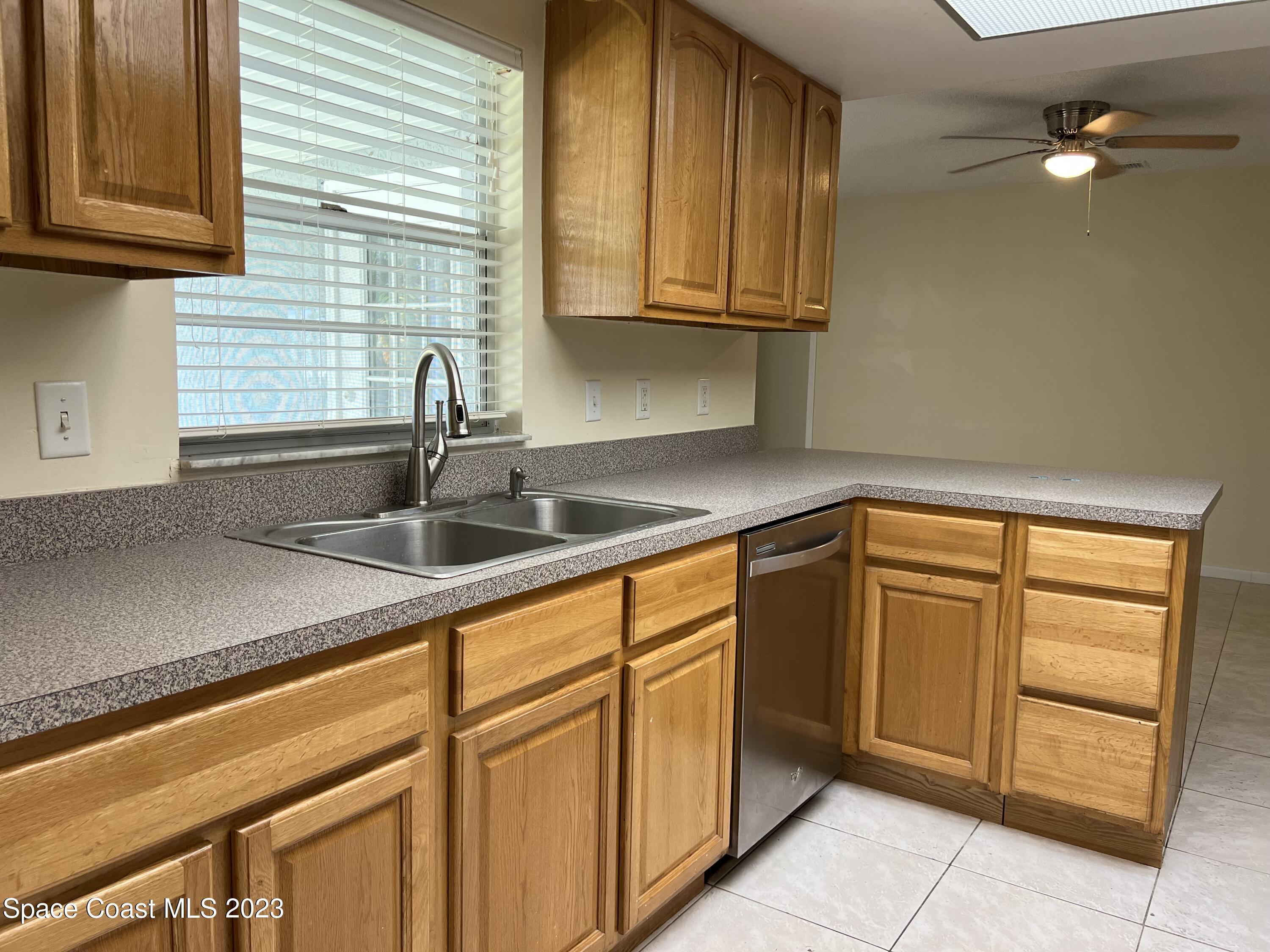 1911 Talloak Road Melbourne, FL 32935 - Photo 3 of 15 KITCHEN