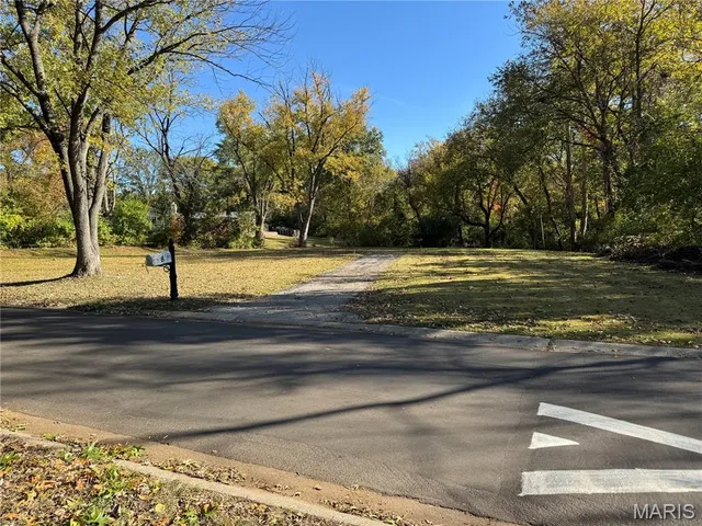 $399,999 | 8 Chasselle Lane, St. Louis, MO 63141