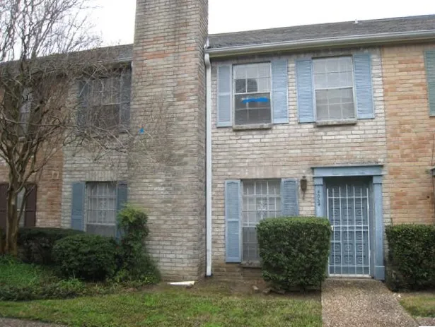 a view of house with yard